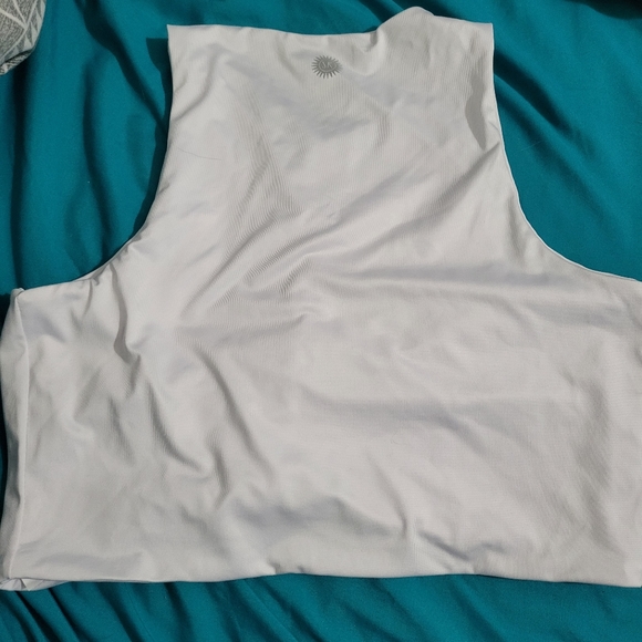 Shinny white crop top - Picture 2 of 3